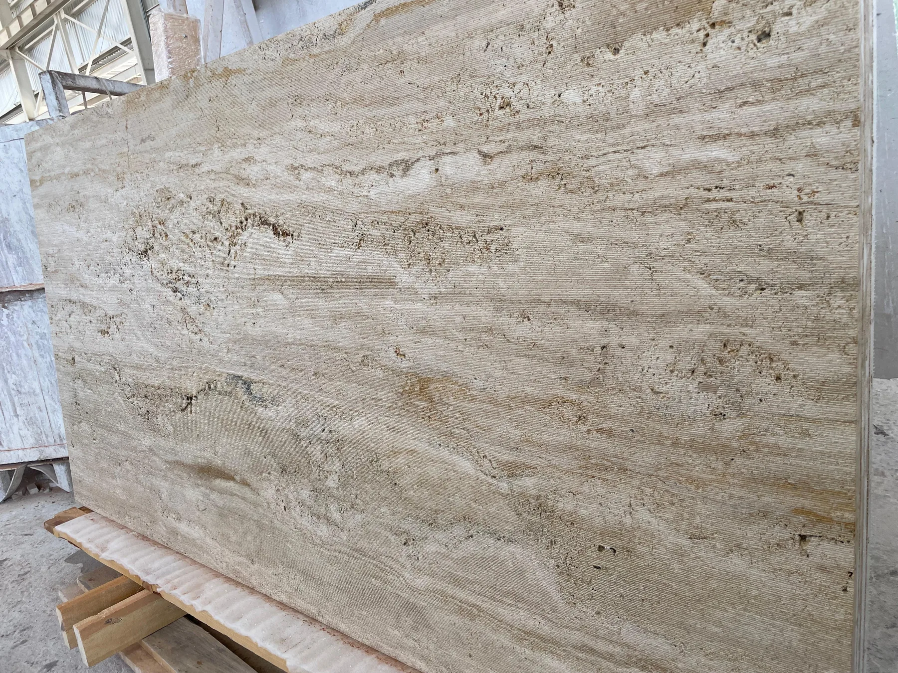 Combed finish on natural stone