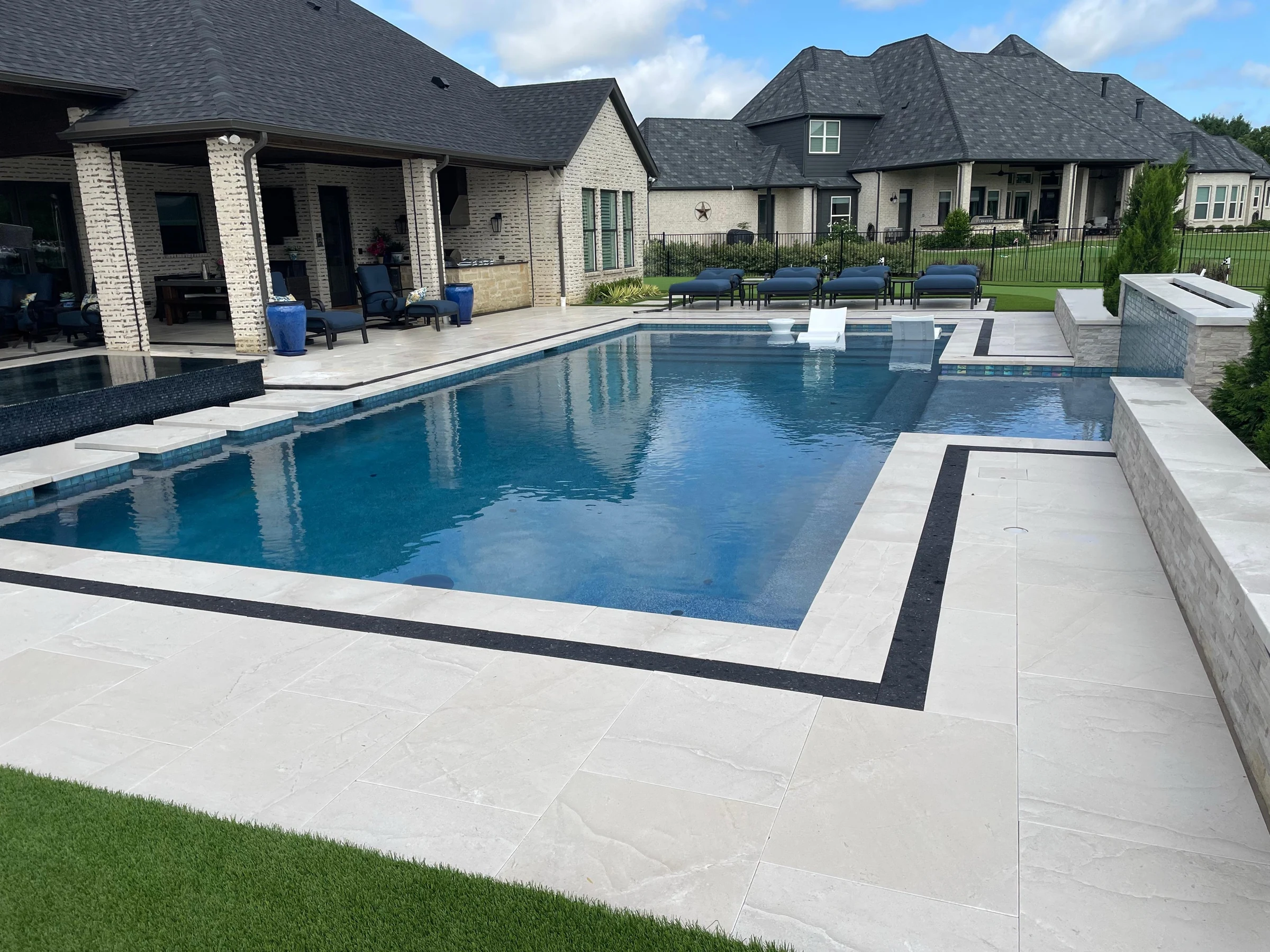 Pool deck and coping in Crema Paloma limestone, Dallas–Fort Worth