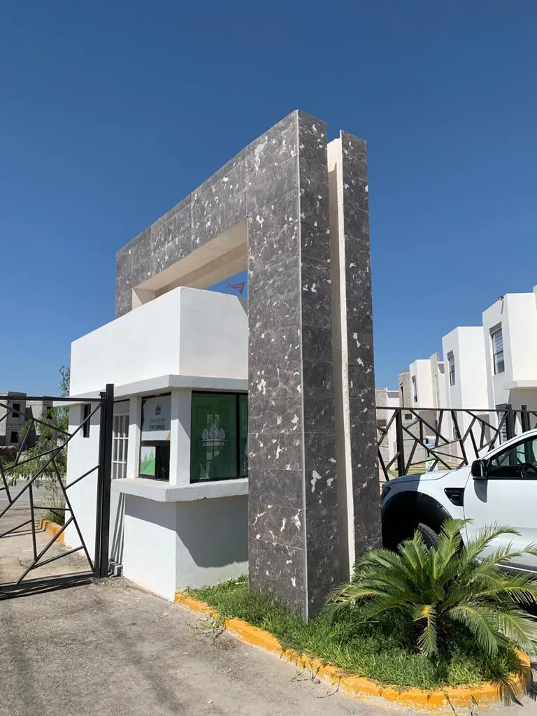 Facade — Gris Imperial