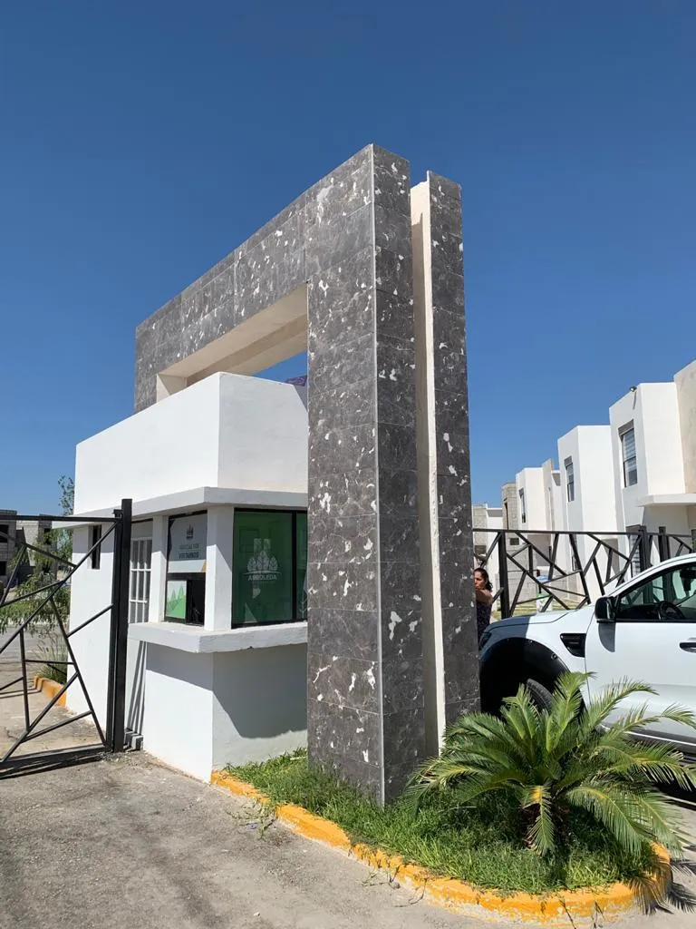 Facade — Gris Imperial